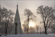 Зимний день / Берег реки Которосли, часовня Казанской иконы Божией Матери, покровительницы русского воинства. Часовня была торжественно открыта в августе 1997 года в память выдвижения в 1612 году ополчения Минина и Пожарского на Москву. Расположена часовня у Святых ворот Спасо-Преображенского монастыря, из стен которого и начало свой путь ополчение.