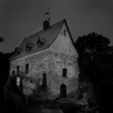 Обиталище ведьм. / днем дом, как дом, а вечером появляются они...