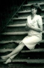 На лестнице. / Девушка сидит на лестнице старого дома в еврейском квартале. УССР, 1980