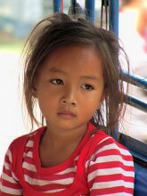 Налетела грусть / Снимок дочери тук-тукера (мопед с кузовом для пассажирских перевозок) сделан  в столице Лаоса г.Вьентян в апреле 2010 года.