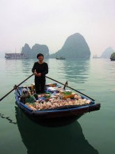 Море дарит - вьетнамцы продают / Снимок сделан в апреле  2010 года в бухте Халонг (Ha Long) в Северном Вьетнаме во время 2-х дневного круиза. Бухта Халонг признана ЮНЕСКО всемирным наследием человечества.
