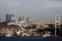 «Мосты Босфора» / Путешествуя по проливу, мы не могли не заметить подвесные мосты через Босфор - вначале один, потом второй! Такая потрясающая конструкция - изящная и мощная одновременно! Издали мост кажется невесомым. Даже призрачным. А вблизи, проплывая под ним, видишь мощнейшие опоры, стальные тросы. Особенно замечательно подвесные мосты через Босфор смотрятся ночью. Они освещены голубым светом, сияют каким-то неоновым или фосфоресцирующим блеском. И даже в темноте мощные конструкции смотрятся легкими и невесомыми.