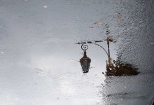 питерская зарисовка / отражение в луже на мокром асфальте