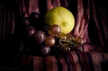 Виноград и лимон. / Натюрморт о вкусном винограде и желтом лимоне))