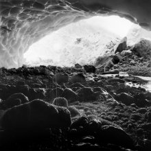 Грот. / Грот в языке ледника вершины Шхельда (Центральный Кавказ). 1989 год.
 По гроту гуляет теплый ветер. Тает потолок. Капли падают на холодные камни и сразу леденеют.