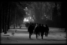 Черный вечер. Белый снег / "Черный вечер.
Белый снег.
Ветер, ветер!
На ногах не стоит человек.
Ветер, ветер —
На всем божьем свете!
Завивает ветер
Белый снежок.
Под снежком — ледок.
Скользко, тяжко,
Всякий ходок
Скользит — ах, бедняжка!
..."
А.Блок "Двенадцать"