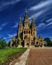Собор Петра и Павла.Петергоф / Крупнейший собор России предреволюционной поры, "последний великий храм империи" – придворный собор св. Петра и Павла построен в 1895 – 1904 годах по проекту Н. В. Султанова (1850 – 1908). Процесс строительства и отделки храма возглавлял известный архитектор Василий Косяков.
