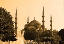 Мечеть Султанахмет / Голубая мечеть или Мечеть Султанахмет (тур. Sultanahmet Camii) — первая по величине и одна из самых красивых мечетей Стамбула. Мечеть насчитывает шесть минаретов: четыре, как обычно, по сторонам, а два чуть менее высоких — на внешних углах. Она считается одним из величайших шедевров исламской и мировой архитектуры. Мечеть расположена на берегу Мраморного моря в историческом центре Стамбула в районе Султанахмет напротив мечети Ая-Софья. Мечеть является одним из символов города.