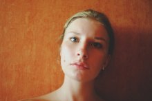между июлем и августом / никаких улиц и провожающих взглядов,
конец июля как лезвие ножа,
у меня тихие звездопады в глазах,
чтобы не видеть никого рядом.