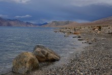 Озеро Пангонг Цо (высота 4 200 метров) / это соленое горное озеро расположено на границе Индии и Китая. Где-то на заднем плане уже Тибет.