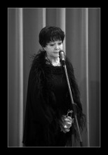 Умерла Белла Ахмадулина / Писатель Евгений Попов 29 ноября сообщил в своем "Живом журнале" о смерти Беллы Ахмадулиной. "Час назад умер великий русский поэт Белла Ахмадулина. Вечная память! Других слов пока нет", - появилось сообщение в блоге писателя.
В лентах информагентств сообщений о смерти Ахмадулиной не появлялось.
Белла Ахмадулина родилась в 1937 году. В 1960 году она закончила Литературный институт, а первый ее сборник ("Струна") был опубликован в 1962 году. Следующий ее сборник - "Озноб" - вышел не в Советском Союзе, а во Франкфурте.
Ахмадулина принадлежала к поколению "шестидесятников", став одним из самых ярких его представителей. Наряду с ней в числе самых известных писателей-шестидесятников обычно называются Евгений Евтушенко, Андрей Вознесенский, Роберт Рождественский, Римма Казакова, Андрей Битов, Василий Аксенов и другие.
В 1993 году Ахмадулина подписала "письмо сорока двух", в котором известные литераторы требовали запретить "все виды коммунистических и националистических партий, фронтов и объединений".
http://lenta.ru/news/2010/11/29/bella1/