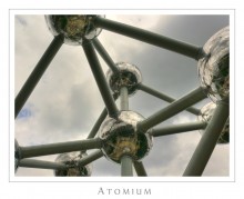 Атомиум / Атомиум — одна из главных достопримечательностей и символ Брюсселя. Атомиум был спроектирован к открытию всемирной выставки 1958 архитектором Андре Ватеркейном как символ атомного века и мирного использования атомной энергии и построен под руководством архитекторов Андре и Мишеля Полаков.