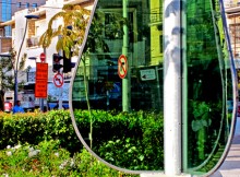 Перекресток / Снято в Хайфе(Израиль).Уличный Декор создает впечатление ограничения поворотов.