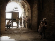 фото на память / Израиль. Национальный заповедник Кейсария. Внутренняя часть центральных ворот крепости крестоносцев.

Люблю эту фотографию, особенно за удачный, на мой взгляд, свет...