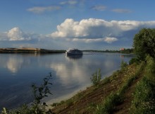 Плывут как облака. / Летом на набережной.