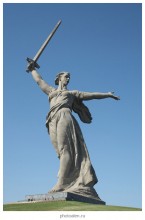 Родина-мать зовёт / В Волгограде на вершине Мамаева кургана возвышается главный монумент — скульптура «Родина-мать зовёт». Это женщина, устремившаяся вперёд, в правой руке сжимает меч, а левой призывает идти за собой.
Памятник символизирует победу Советской Армии над немецко-фашистскими захватчиками в грандиозной Сталинградской битве 1942-1943 годов, во многом определившей дальнейший ход и исход Великой Отечественной войны 1941-1945 годов.
Общая высота скульптуры составляет 85 метров. Высота статуи Родины-матери — 52 метра. В правой руке она держит меч, длина которого 33 метра, а вес 14 тонн. Монумент стоит на 16-ти метровом фундаменте, большая часть которого находится под землей.
От подножия Родины-матери открывается вид на весь памятник-ансамбль. С вершины главной высоты — виден город и Волга. Родина-мать величественно возвышается над Волгоградом как символ вечной памяти о великой победе.
Скульптор Е.В. Вучетича.
Инженер Н.В. Никитина.
