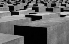 Memory / Берлин, мемориал жертвам Холокоста
Мемориал, расположен в центре Берлина, между Бранденбургскими воротами и элементами бункера бывшего руководства нацистской Германии.Представляет собой огромное поле из более чем 2 700 серых плит.