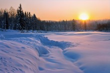 Бархатный закат / Снежное покрывало засияло в ускользающих  лучах солнца....
