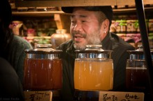 &quot;Медовик&quot; / Продавец мёда, сплетник, курильщик и вкусным чаем угощает. 
Январь, где-то на улицах Сеула.