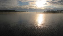 Холодное утро / начало октября,перебило на холод,над водой туман.