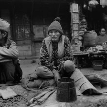 портрет / крестьянин на рынке продаёт земляной орех, Непал