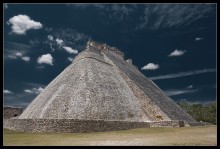 пирамида волшебника / Ушмаль (Uxmal) — руины некогда крупного города майя на северо-западе полуострова Юкатан, на территории современного мексиканского штата Юкатан. Название Ушмаль происходит от «ox-mal», что на языке майя означает «три раза».
Город основан 15 августа 1007, основатель Ах Суйток Тутуль Шив.