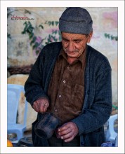 Кофевар на разливе... / арабский дедушка, торгующий кофе у входа в средневековое аббатство в деревне Абу-Гош (Израиль)