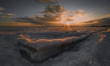По тонкому льду / 8 марта.Бердянский залив.