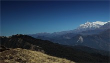 горы молчат / Левее вдали вышка 
обзорного возвышения 
на высоте 3500 метров 
где снято первые мной 
выставленные работы о 
 горах Непала