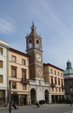 Старинные часы, ещё идут... / древняя площадь города Римини (Италия)