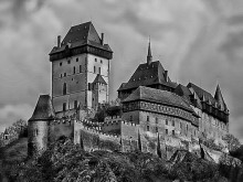 Карлштейн / готический замок императора Карла IV на 72-метровой известковой скале над речкой Бероунка, в 28 км юго-западнее Праги, в пределах Чехии.