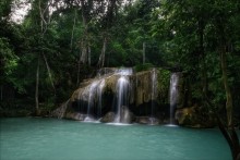 седой водопад / в джунглях тропических лесов