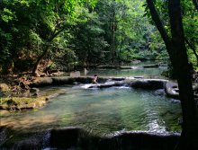 дитя природы / местный житель принимает ванну
в джунглях