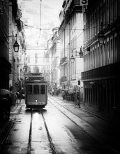 Лиссабонский трамвайчик / За 100 лет, они почти не изменились. Представить без них столицу Португалии также невозможно, как невозможно представить себе Лондон без двухэтажных автобусов или Венецию без гондол.