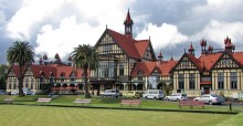 Музей в Роторуа / Снимок здания музея, который расположен в правительственном саду в Роторуа (Новая Зеландия), сделан в апреле 2011 года