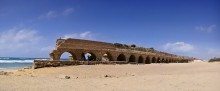 Акведук / Акведук в Израиле. Рсположен на побережье Средиземного моря в Кейсарии, городе построенном царем Иродом.