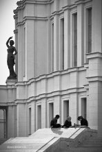 девушки у "оперного". парт ту / без комментариев