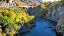 Закат над рекой Каварау / Река Каварау (Kawarau River) находится примерно в 30 минутах езды от города Квинстаун (Queenstown) в Новой Зеландии. Снимок сделан в осеннее время года в апреле 2011 года с другого моста высотой 43 м, с которого совершаются прыжки вниз головой с привязанным за ноги тросом(bungy jumping). Удовольствие стоит 180 NZD. Если захотите получить фото и видео прыжка на память, то это будет стоить ещё 80 NZD.