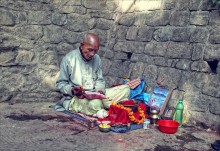 молитва / около места где находится храм (индуизм) сидит верующий 
и несколько часов читает молитву

непал