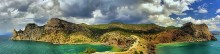 От Носорога до Орла / Именно так : слева, у самой воды, гора Караул-оба, именнуемая горой-Носорогом, ну а справа, гора Хоба-Кая, именнуемая в народе, как гора-Орёл. Видим сразу две бухты: Синюю, с Царским пляжем слева и справа Разбойничья, которую в своё время облюбовали пираты.
Снимал с вершины горы-Дельфина, что на мысе Капчик. Если идти прямо и никуда не сворачивать, то попадаешь в знаменитую можжевеловую рощу,в которой можно встретить экземпляры, возрастом по 1200-1300 лет !!! Кроме того, в этом удивительном по красоте месте Крыма, снимались такие популярные советские киноленты, как"Человек-амфибия", "Пираты ХХ века", "3+2" и другие. :-) Крым, Новый Свет.