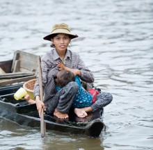 ...ужин в постель... / Камбоджа,озеро Томлесап,плавучая деревня,кормящая мать и ребенок черпающий воду из лодки