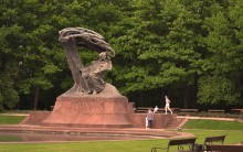 Ах, не мешайте мне думать, под шумной листвой... / Памятник Шопену в Варшавском парке Łazienki.
