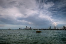 Лодка, море, город / сиамский залив. тайланд