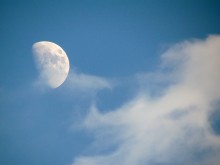 Луна / Луна на ясном небе.