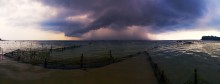Ocean Сhaos / Индонезия. Надвигающаяся буря с океана заставила отдыхающих людей на пляже покинуть это место в течении нескольких минут, осталось лишь пара фотографов...