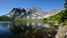 Утреннее спокойствие. / Озеро Сторватнет ранним утром. Вода кристально чистая и прозрачная, но в то же время, пронзительно ледяная и обжигающая холодом, если в ней искупаться...