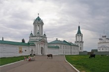 У древних стен. / У стен Спасо-Яковлевского мужского монастыря. Ростов великий.