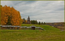 Колокольня, конец XVI века. / Ма́лые Коре́лы — государственный музей деревянного зодчества и народного искусства северных районов России. Музей под открытым небом расположен в Архангельской области, на правом берегу Северной Двины (в месте впадения реки Корелка), в 28 км к югу от центра Архангельска. Площадь территории музея — 139,8 га.

Основан в 1964 году, открыт для посетителей 1 июня 1973 года.С 1983 года музей является членом Ассоциации европейских музеев под открытым небом. С 1996 года включён в Государственный свод особо ценных объектов культурного наследия народов Российской Федерации.