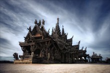храм Истины / храм Истины высотой 105 метров выполнен полностью из ценных пород дерева (тиковое, железное, красное) без единого гвоздя.

тайланд