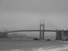 Безграничная власть тумана / Густой туман только к 11 часам дня решил отпустить из своих объятий Золотой мост в Сан-Франциско.